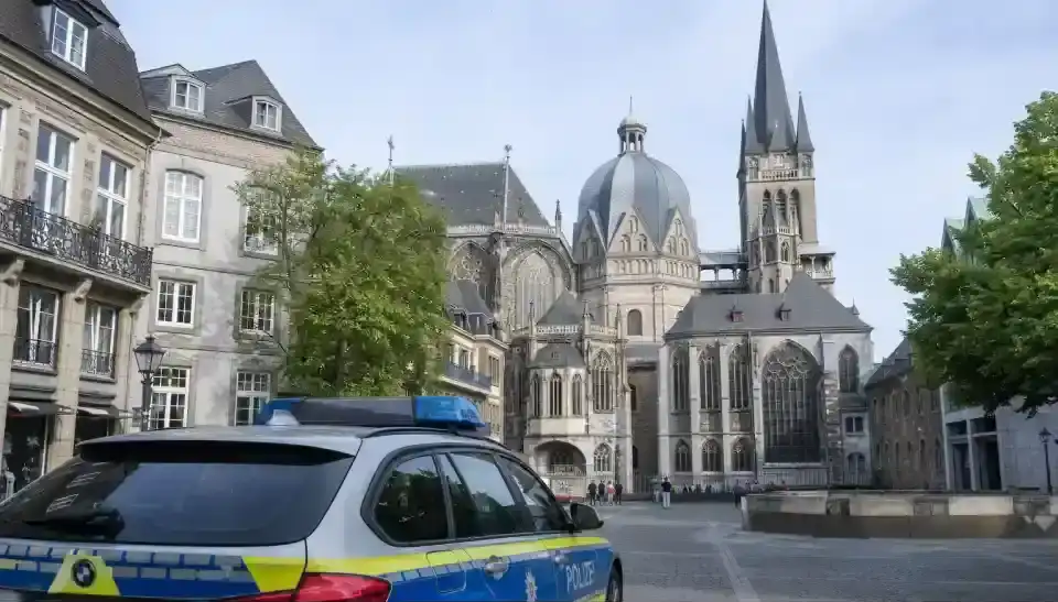 Polizeipräsenz bei Nacht in Aachen – Symbolbild