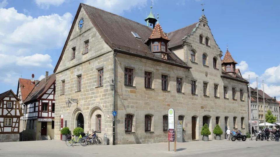 Polizeipräsenz bei Nacht in Altdorf – Symbolbild