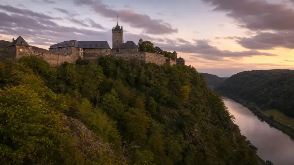 Polizeipräsenz bei Nacht in Altena – Symbolbild