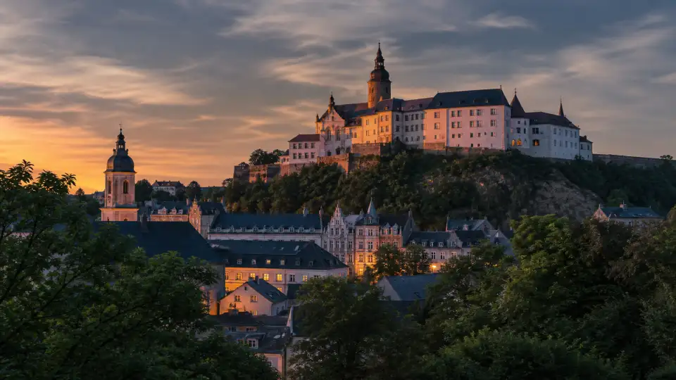 Polizeipräsenz bei Nacht in Altenburg – Symbolbild