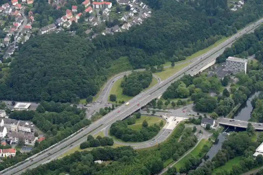 Polizeipräsenz bei Nacht in Anschlussstelle – Symbolbild