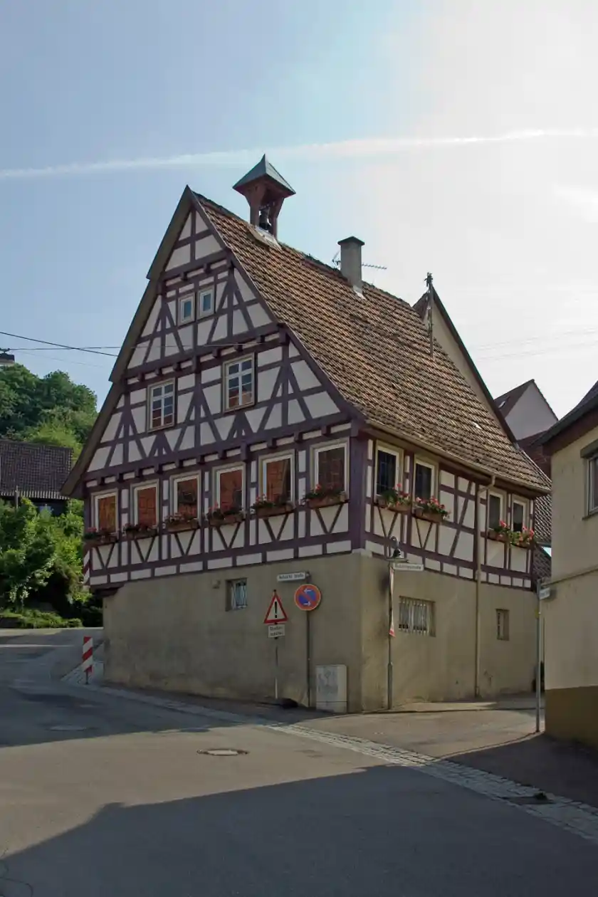 Polizeipräsenz bei Nacht in Aurich – Symbolbild