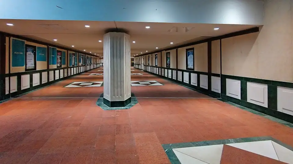 Polizeipräsenz bei Nacht in Ausgang – Symbolbild