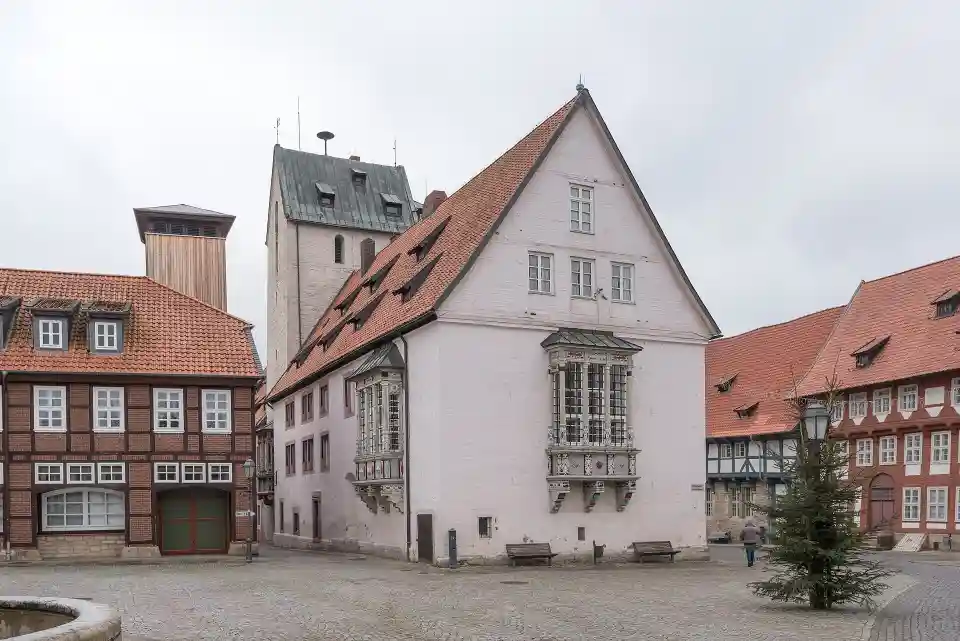 Polizeipräsenz bei Nacht in Bad Gandersheim – Symbolbild