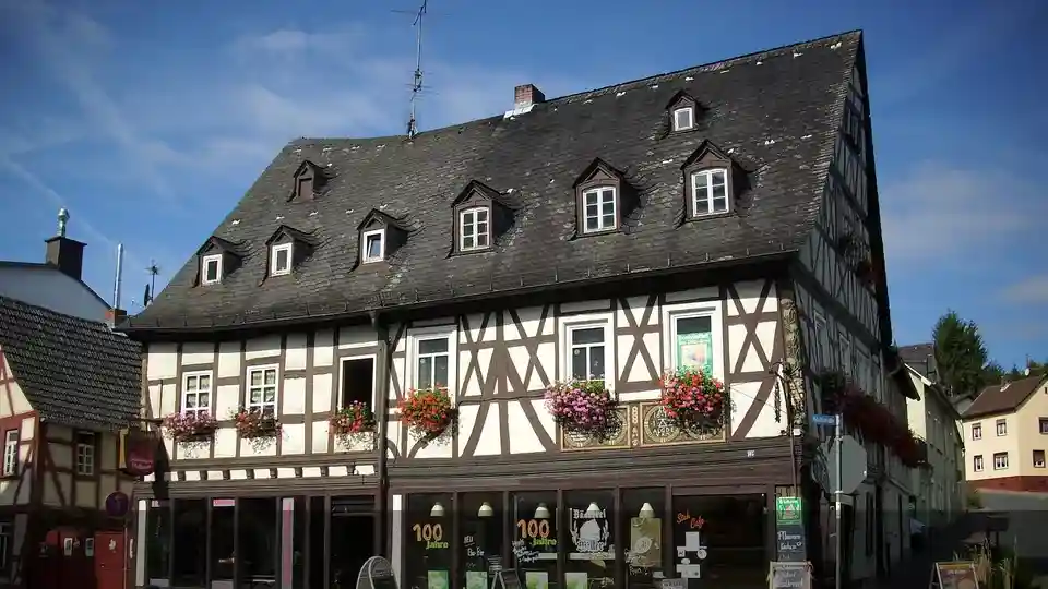 Polizeipräsenz bei Nacht in Bad Schwalbach – Symbolbild