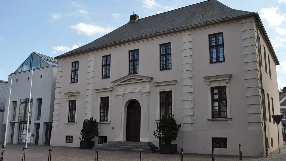 Polizeipräsenz bei Nacht in Bad Segeberg – Symbolbild