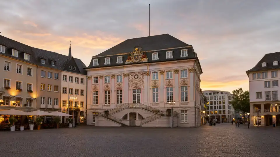 Polizeipräsenz bei Nacht in Bonn – Symbolbild
