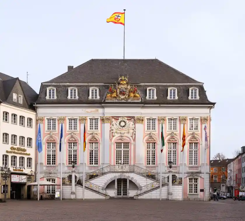 Polizeipräsenz bei Nacht in Bonn – Symbolbild