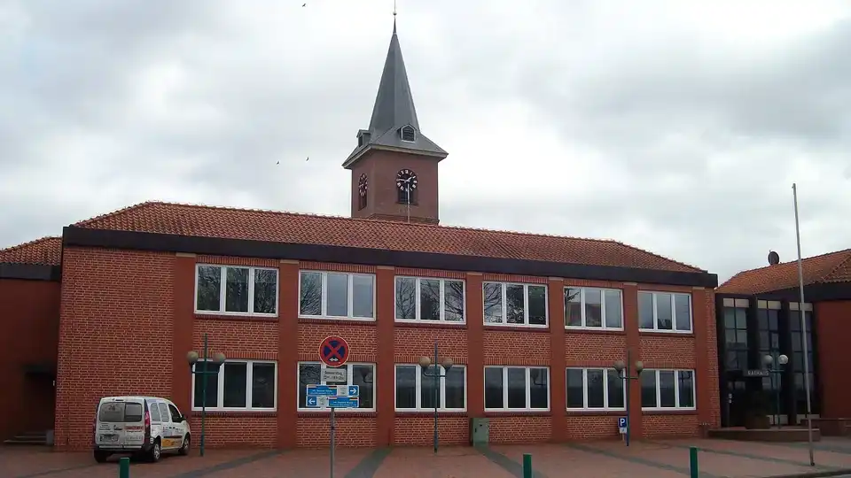 Polizeipräsenz bei Nacht in Bünde – Symbolbild