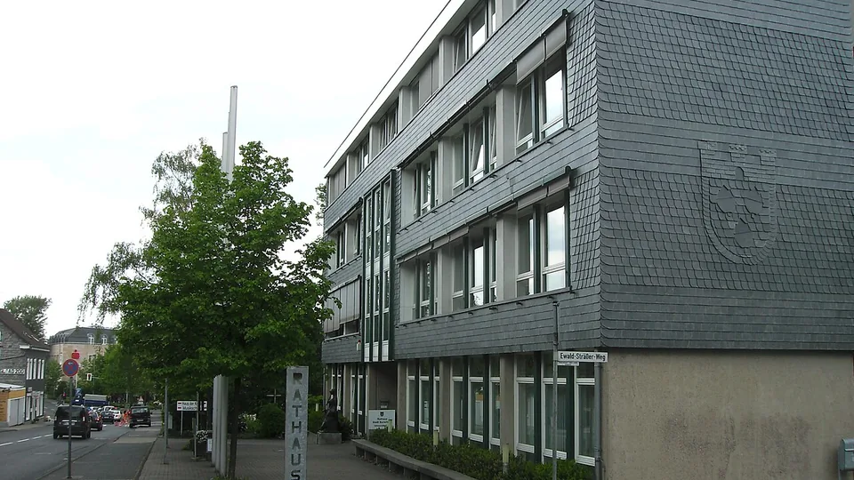 Polizeipräsenz bei Nacht in Burscheid – Symbolbild