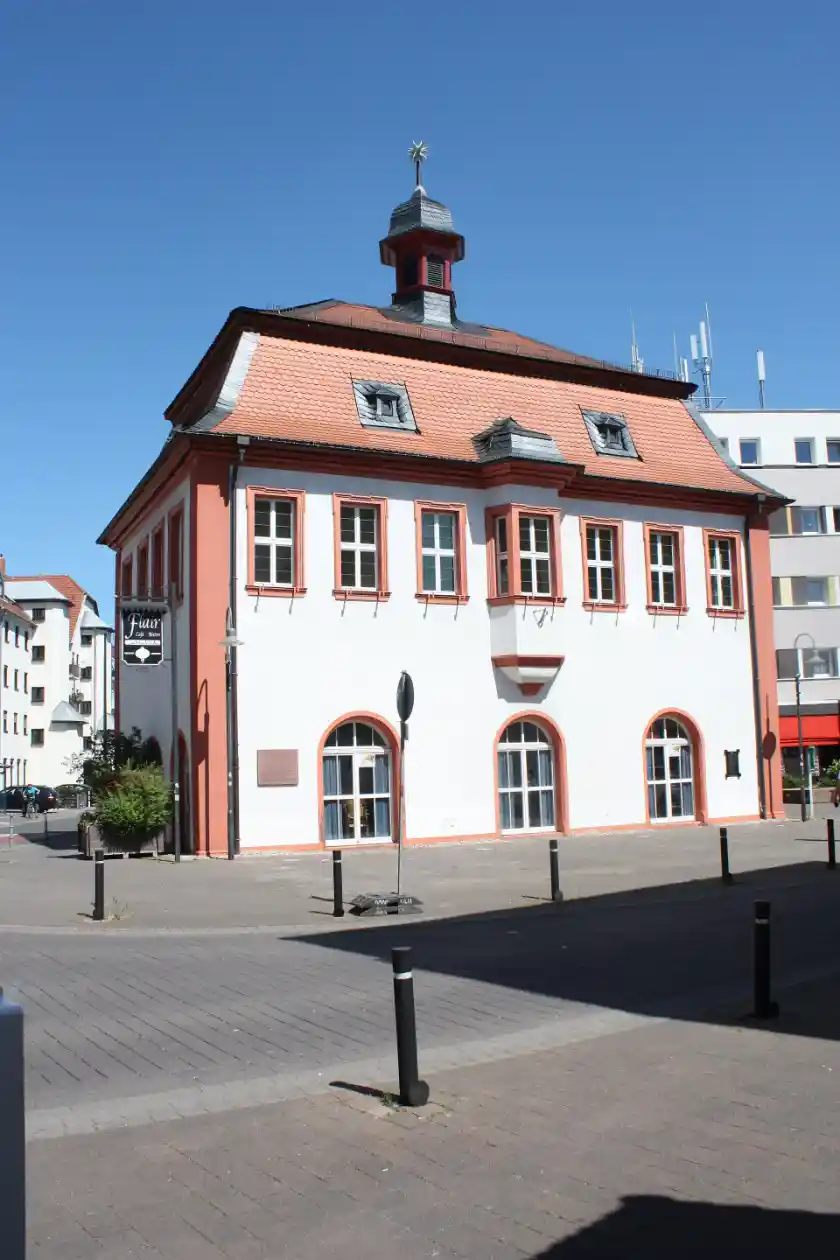 Polizeipräsenz bei Nacht in Bürstadt – Symbolbild