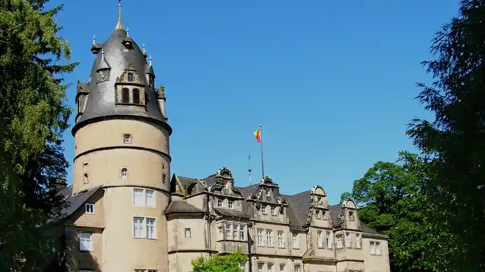 Polizeipräsenz bei Nacht in Detmold – Symbolbild