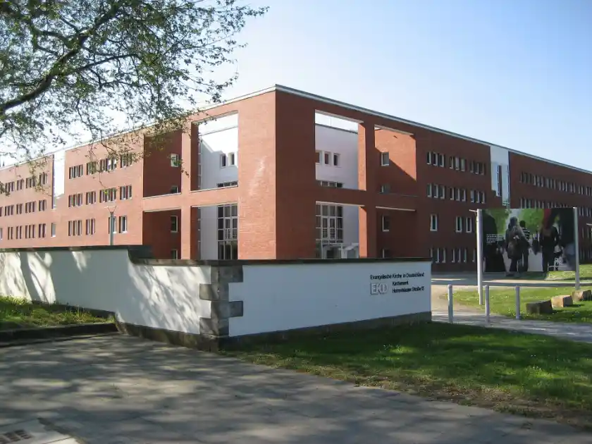 Polizeipräsenz bei Nacht in Deutschland – Symbolbild