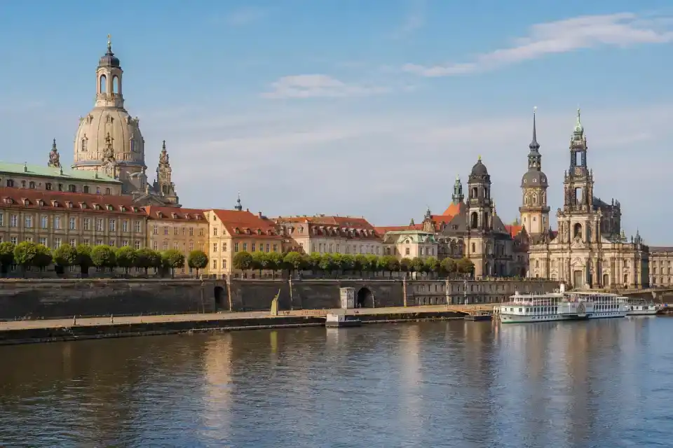 Polizeipräsenz bei Nacht in Dresden – Symbolbild