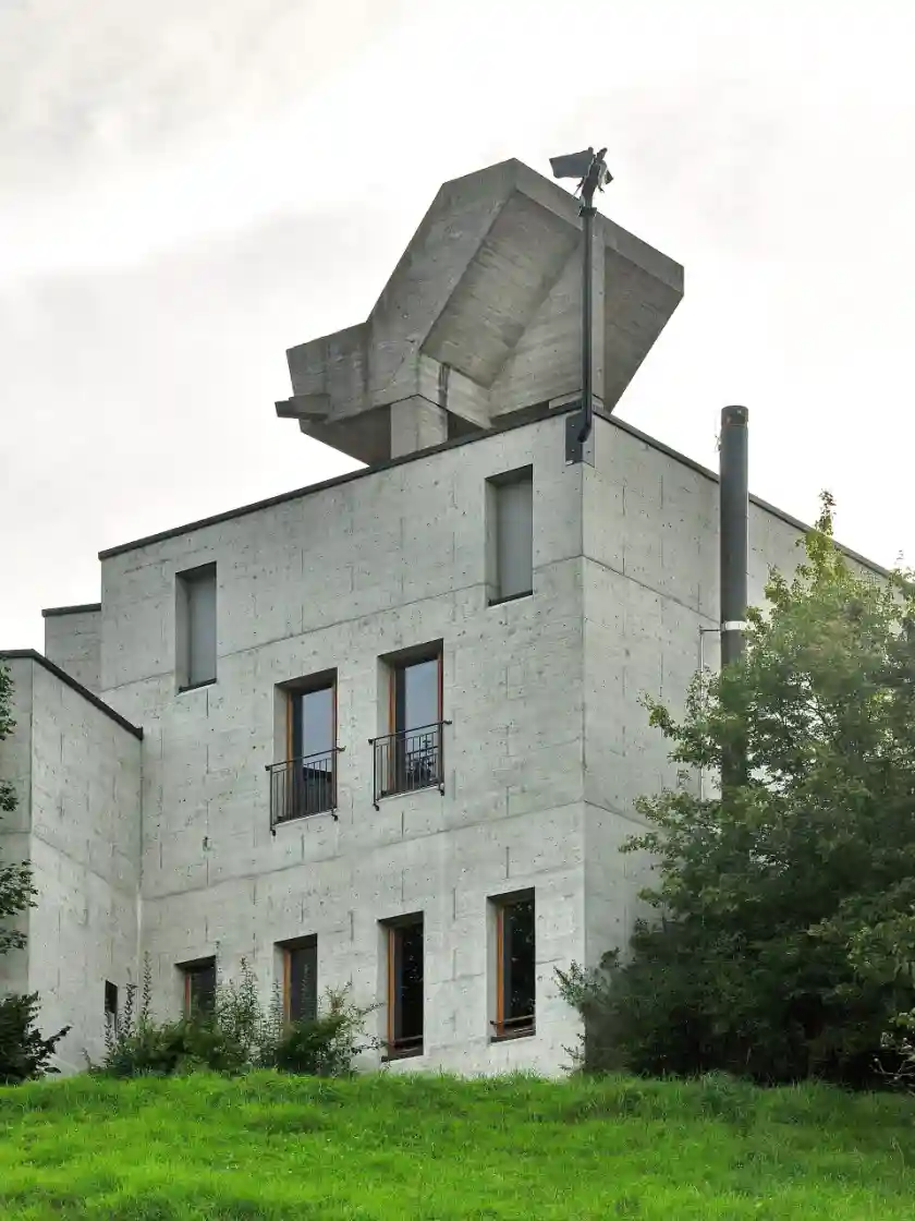 Polizeipräsenz bei Nacht in Effretikon – Symbolbild