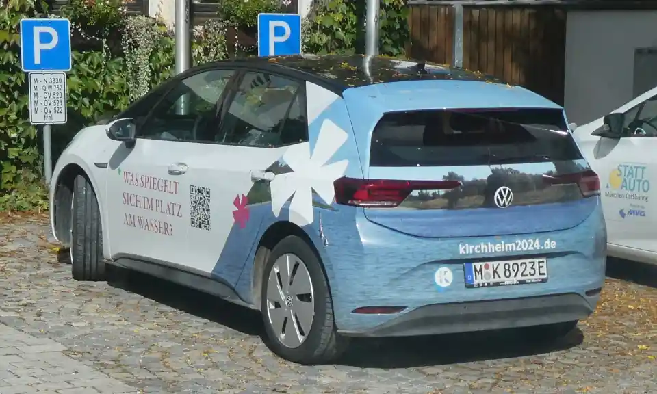 Polizeipräsenz bei Nacht in Fahrzeug – Symbolbild