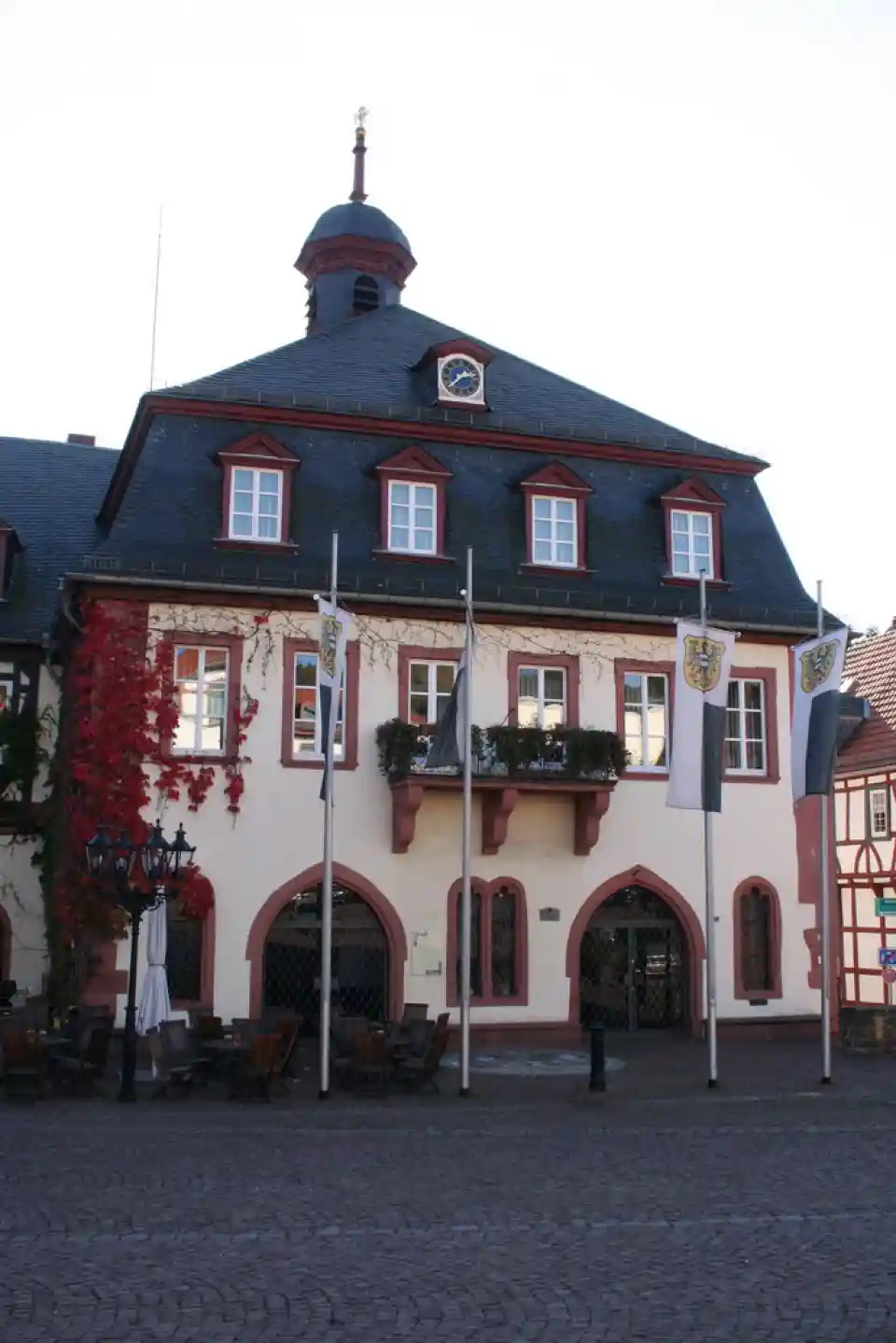 Polizeipräsenz bei Nacht in Gelnhausen – Symbolbild