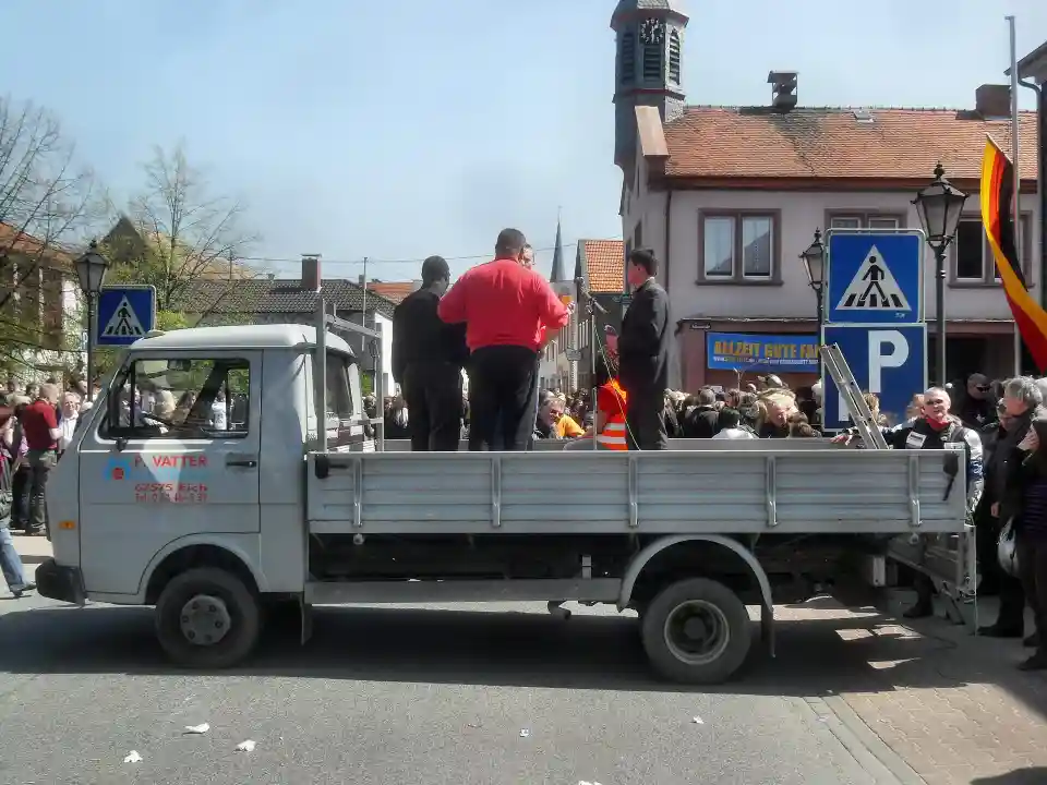 Polizeipräsenz bei Nacht in Gernsheim – Symbolbild