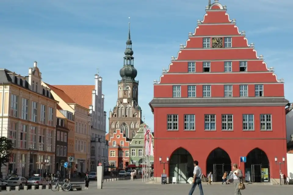 Polizeipräsenz bei Nacht in Greifswald – Symbolbild