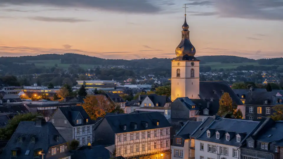 Polizeipräsenz bei Nacht in Gummersbach – Symbolbild