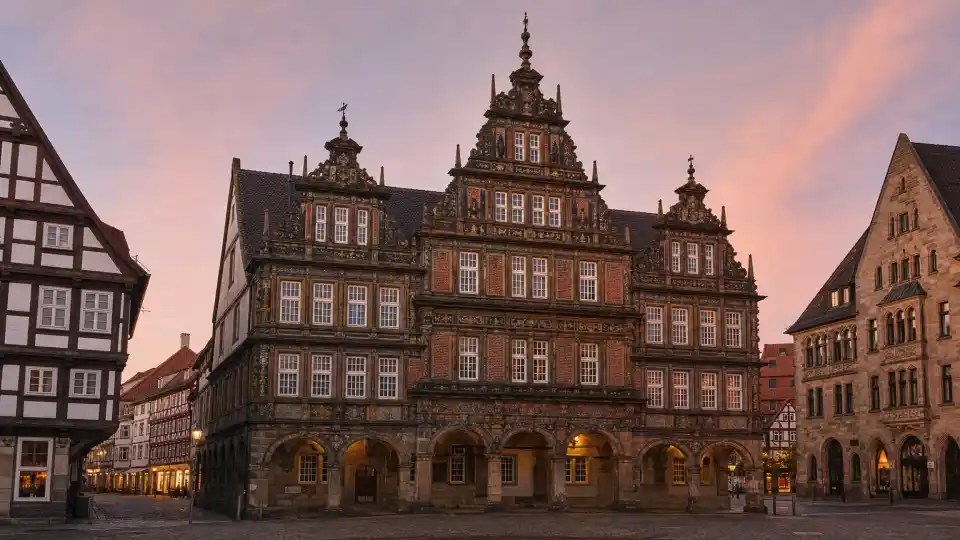 Polizeipräsenz bei Nacht in Hameln – Symbolbild