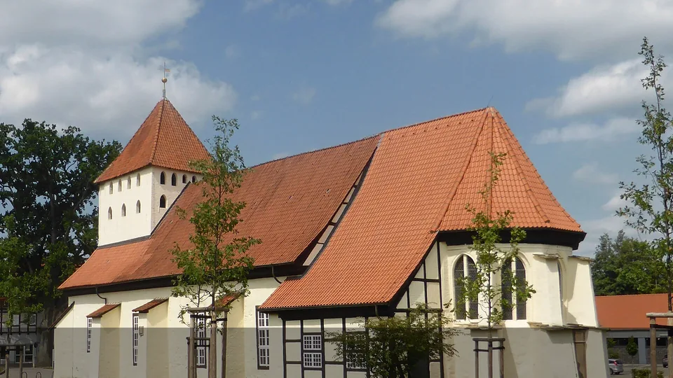 Polizeipräsenz bei Nacht in Hankensbüttel – Symbolbild