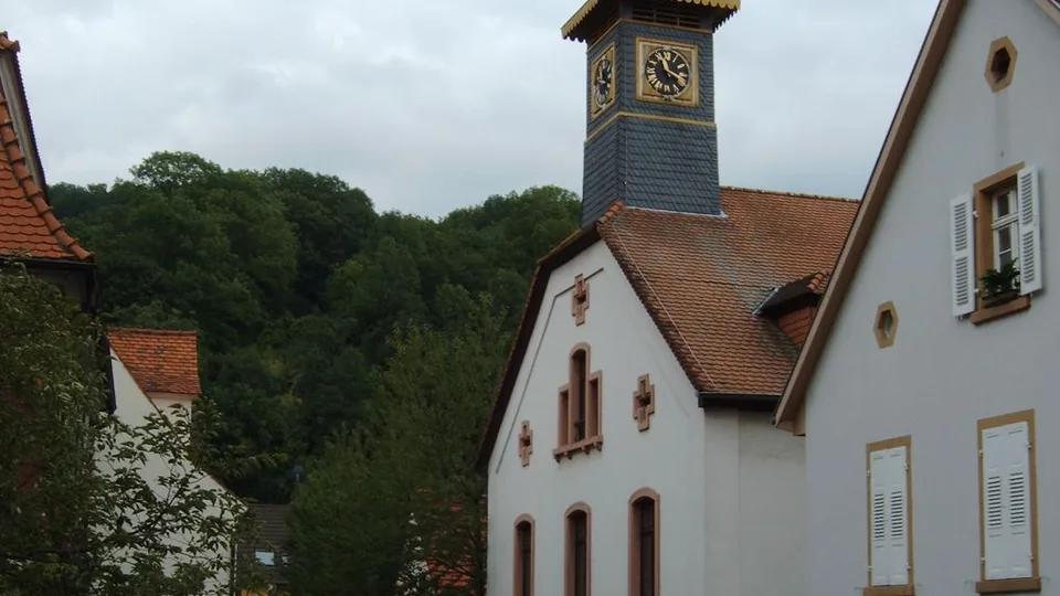 Polizeipräsenz bei Nacht in Hemsbach – Symbolbild