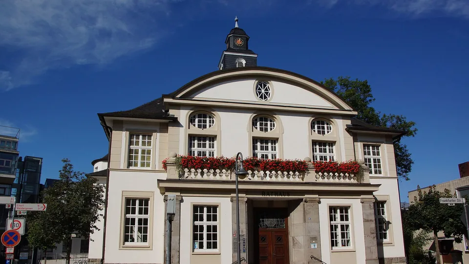 Polizeipräsenz bei Nacht in Hennef – Symbolbild