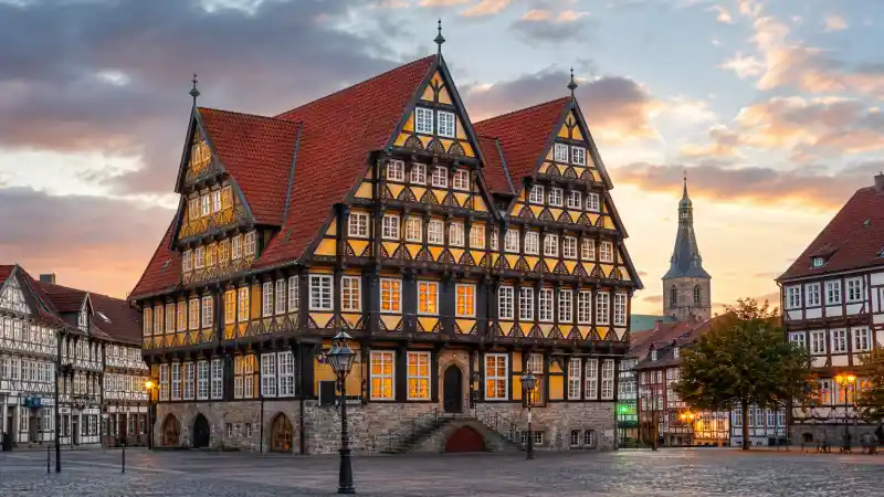 Polizeipräsenz bei Nacht in Hildesheim – Symbolbild