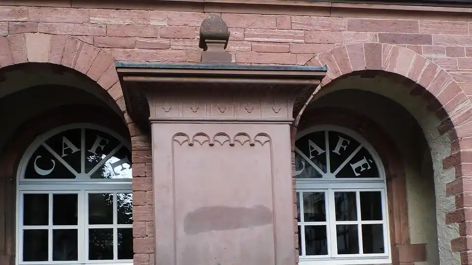 Polizeipräsenz bei Nacht in Hofheim – Symbolbild
