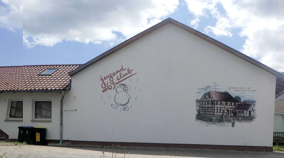 Polizeipräsenz bei Nacht in Jugendclub – Symbolbild