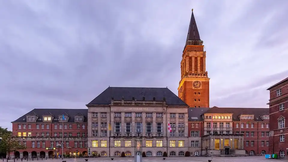 Polizeipräsenz bei Nacht in Kiel – Symbolbild