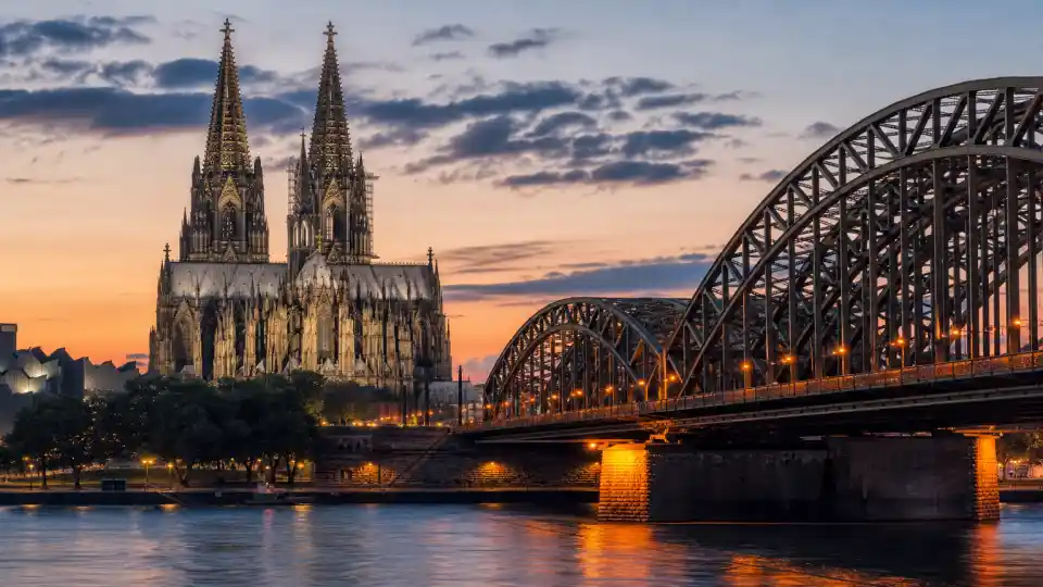 Polizeipräsenz bei Nacht in Köln – Symbolbild