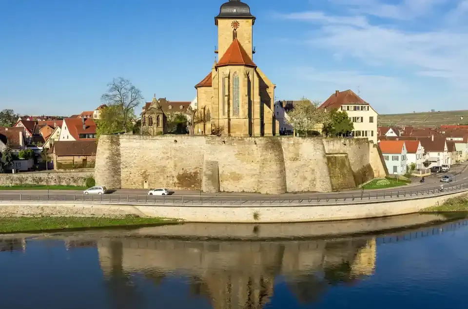 Polizeipräsenz bei Nacht in Lauffen am Neckar – Symbolbild