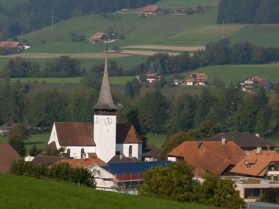 Polizeipräsenz bei Nacht in Lauperswil – Symbolbild