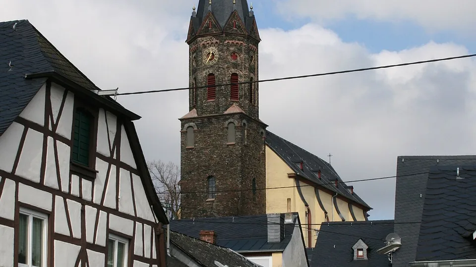Polizeipräsenz bei Nacht in Lieser – Symbolbild