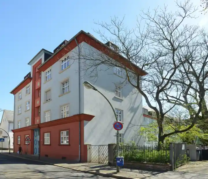 Polizeipräsenz bei Nacht in Löwengasse – Symbolbild