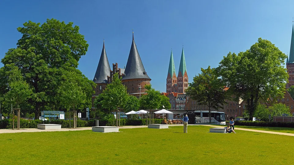 Polizeipräsenz bei Nacht in Lübeck – Symbolbild