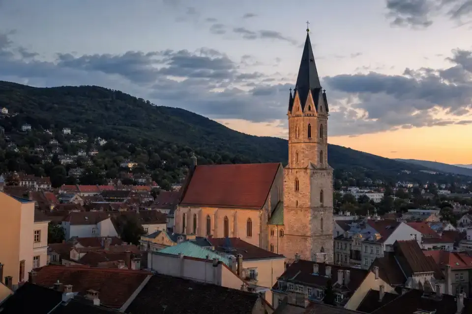 Polizeipräsenz bei Nacht in Mödling – Symbolbild