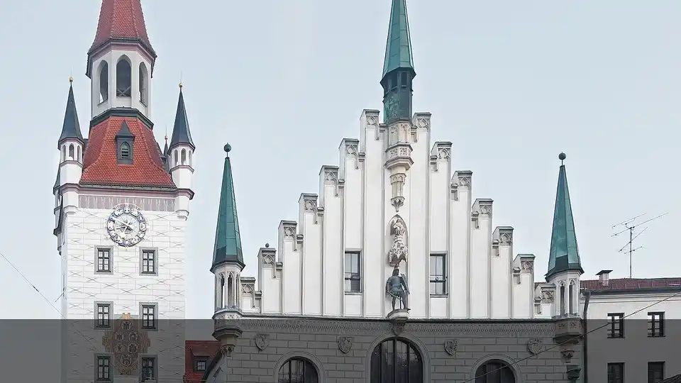 Polizeipräsenz bei Nacht in München – Symbolbild