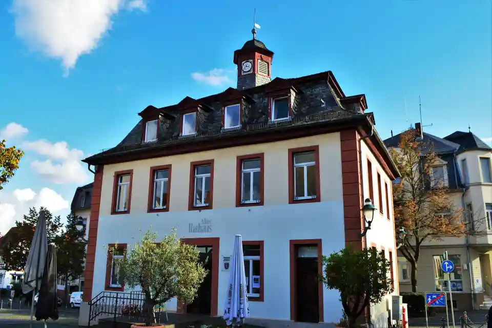 Polizeipräsenz bei Nacht in Nauheim – Symbolbild