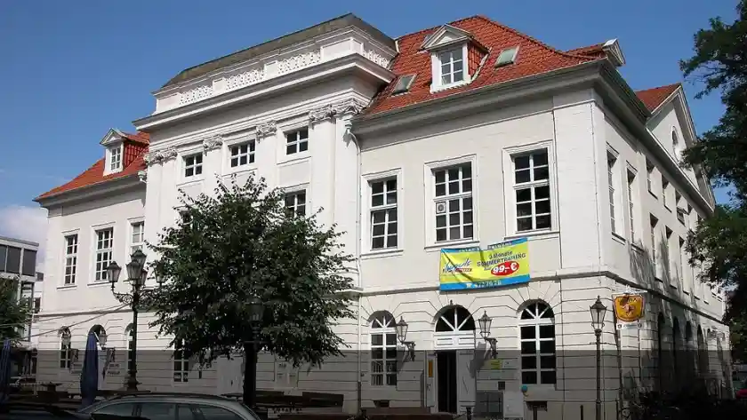 Polizeipräsenz bei Nacht in Neustadt – Symbolbild