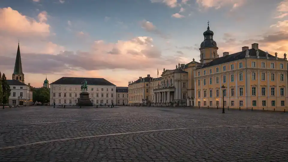 Polizeipräsenz bei Nacht in Oldenburg – Symbolbild