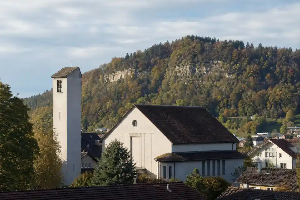 Polizeipräsenz bei Nacht in Ostermundigen – Symbolbild