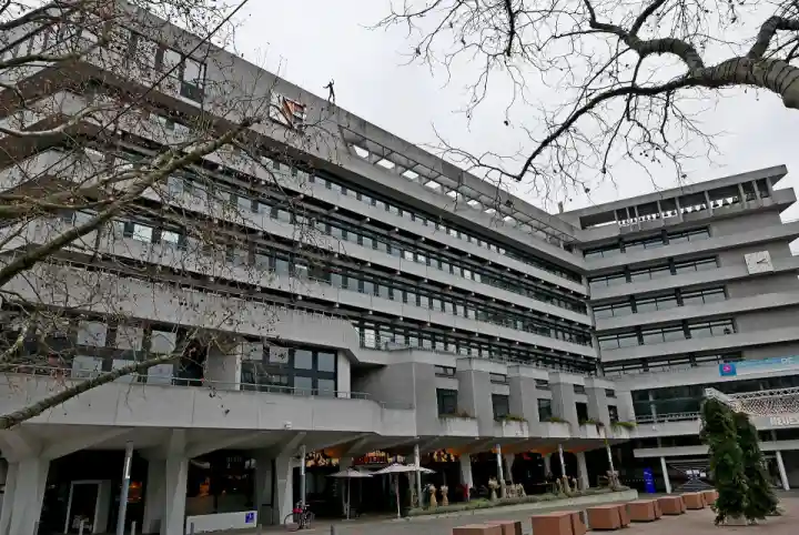 Polizeipräsenz bei Nacht in Pforzheim – Symbolbild