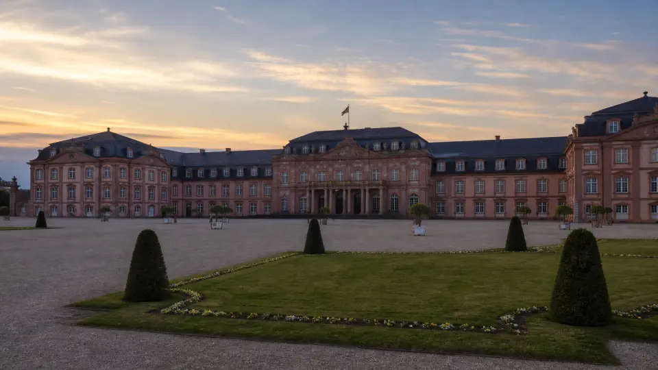 Polizeipräsenz bei Nacht in Rastatt – Symbolbild