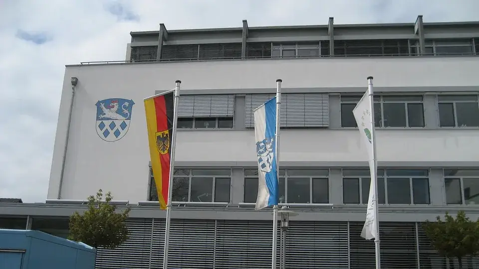 Polizeipräsenz bei Nacht in Riedstadt – Symbolbild