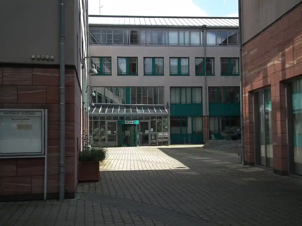 Polizeipräsenz bei Nacht in Rodgau – Symbolbild
