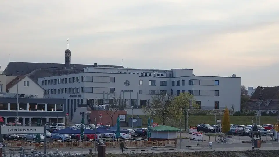 Polizeipräsenz bei Nacht in Rüsselsheim – Symbolbild