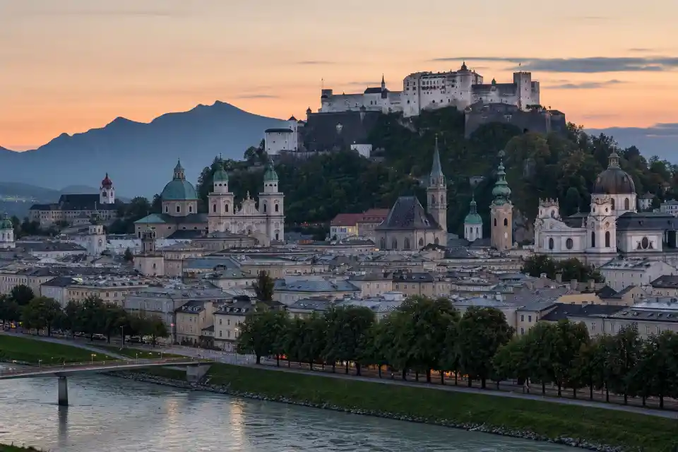 Polizeipräsenz bei Nacht in Salzburg – Symbolbild